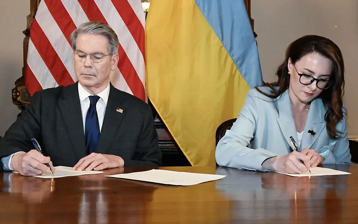 Скотт Бессент, міністр фінансів США, та Юлія Свириденко, заступниця міністра України, підписують угоду щодо корисних копалин